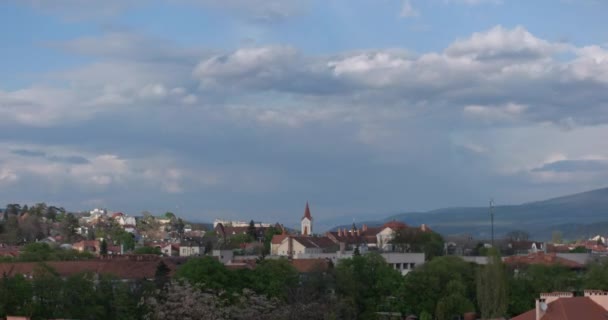 Časová prodleva projíždějících mraky nad malé město na slunečný den — Stock video