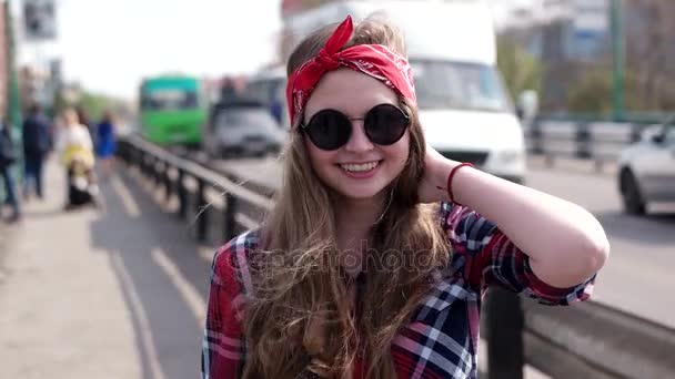 Adolescente chica casual con su bicicleta y teléfono móvil caminar a través del banquillo de la ciudad — Vídeo de stock