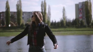 Güneşli bir günde manzarayı Nehri yakınında güneş gözlüklü genç Casual Kız