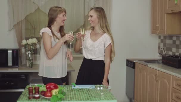 Kvinnor Matlagning mat på ett kök och talande dricka champagne leende snabba 50fps hälsosam mat — Stockvideo