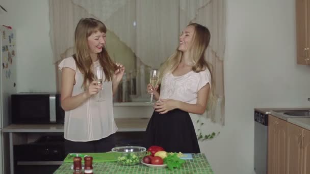 Женщины на кухне и говорить пить шампанское улыбаясь танцуют быстро 50 кадров в секунду здоровой пищи — стоковое видео