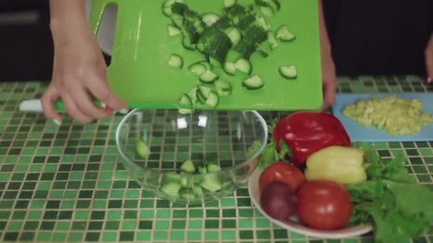 여자 요리 음식 부엌에 건강 식품을 가까이 촬영 이야기 — 비디오
