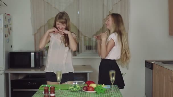 Femmes sur une cuisine et parler boire du champagne sourire danse rapide 50fps nourriture saine — Video