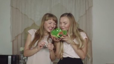 Kadınlar yemek yemek bir mutfak ve sağlıklı gıda söz vermek beş