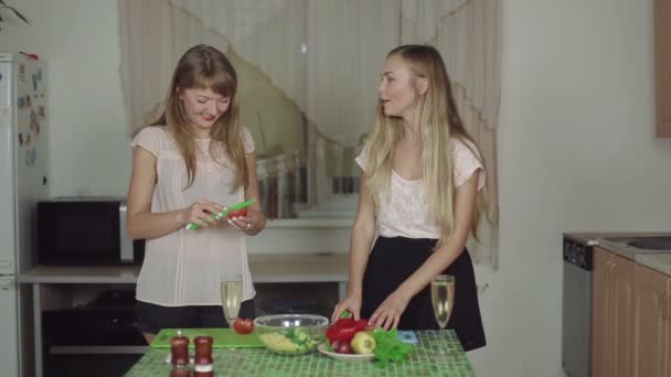 妇女烹饪食物的厨房和谈的健康食物 — 图库视频影像