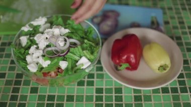 Bir tabak taze yeşil salata vejetaryen yemek tutan çekim kadın kadar kapatın. Sağlıklı ve diyet kavramı
