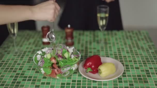 Close up mulher tiro segurando um prato de comida vegetariana salada verde fresca. Conceito saudável e dieta — Vídeo de Stock