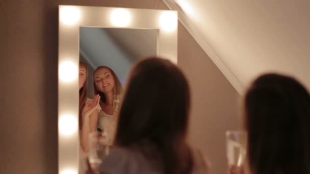 Duas meninas primp em um espelho juntos sorrindo dança — Vídeo de Stock