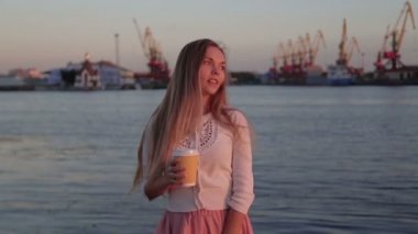gün batımı nehir Limanı izlerken kadın içki kahve