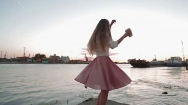 kadın içki cofee günbatımı atlama ve nehir Limanı dansı, izliyor