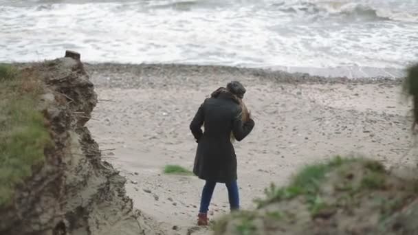 Frau spaziert im Wald und sieht an der Ostsee — Stockvideo