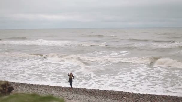 Mulher caminha na floresta e vê em um mar baltico — Vídeo de Stock