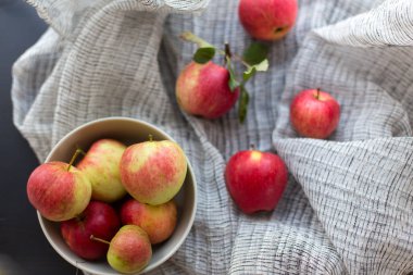 kumaş üzerinde kırmızı elmalar 