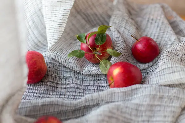 Las manzanas rojas sobre la tela — Foto de Stock