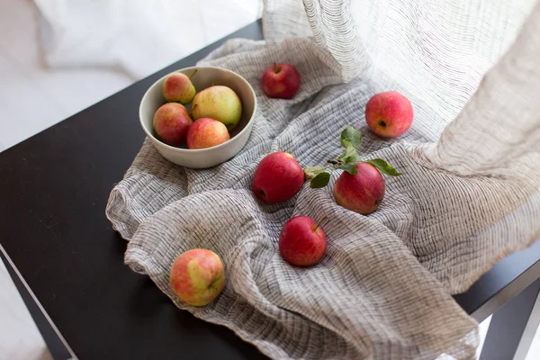 Las manzanas rojas sobre la tela — Foto de Stock