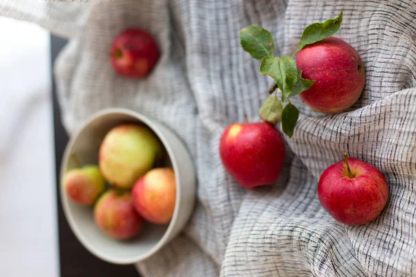 Las manzanas rojas sobre la tela — Foto de Stock