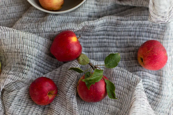Красные яблоки на ткани — стоковое фото