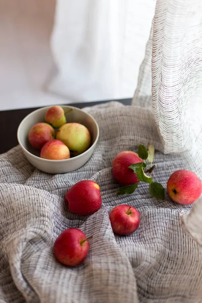 Las manzanas rojas sobre la tela — Foto de Stock