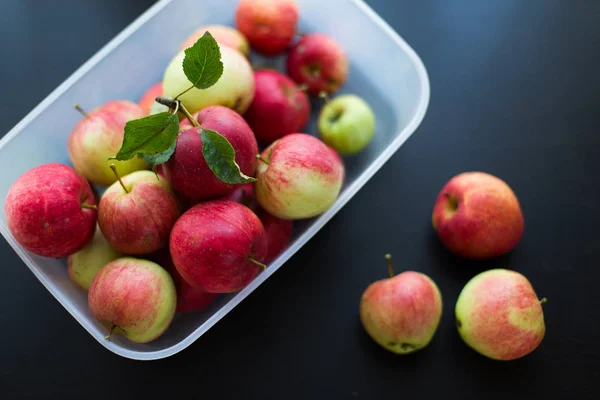 Rode appels op een stof Rechtenvrije Stockfoto's