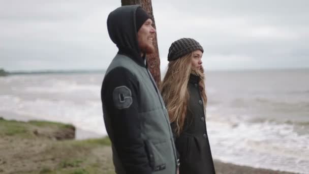 Uomo e donna insieme vicino a un mare baltico nella foresta autunnale — Video Stock
