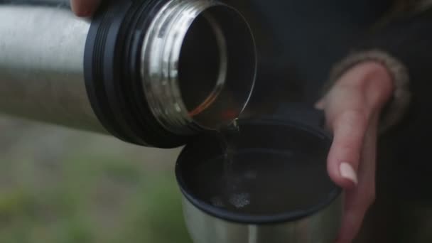 Pour tea from a thermos closeup — Stock Video