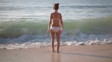Beach Tatil kişi - kadın beyaz mayo mükemmel bir cennet Asya denize bakarak rahatlatıcı. Kız bikini seyahat tatil günlerinde güneşlenme içinde
