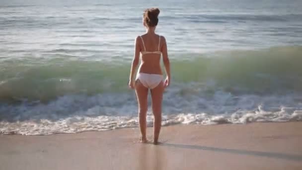Strandurlauber - Frau weißen Badeanzug entspannend Blick auf perfektes Paradies asiatischen Meeres. Mädchen im Bikini sonnt sich im Urlaub — Stockvideo