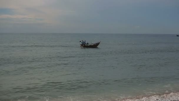 Küçük dalgalar üzerinde geleneksel balıkçı teknesi. Vietnam hd — Stok video