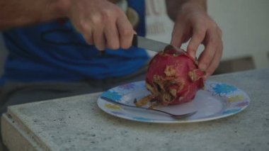 Pitahaya Dragon meyve closeup kesme el vurdu
