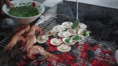 Deniz ürünleri Barbekü, karides ve tarak lezzetli ızgara gıda satan vietnam durak