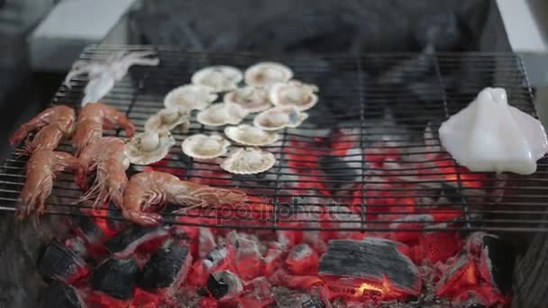 Barbacoa de mariscos, camarones y vieiras en la parrilla deliciosa comida en venta vietnam — Vídeo de stock