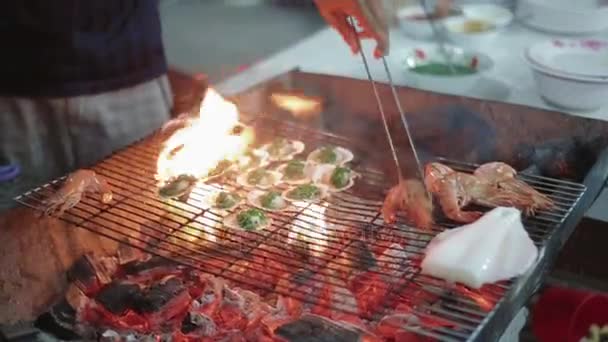 맛 있는 그릴에 가리비, 새우와 해산물 바베 큐 음식 판매 베트남 마구간 — 비디오