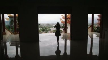 Vietnam Hd dağ tapınak kenti kız bakar