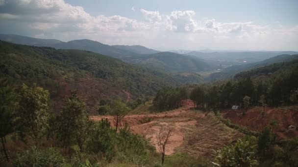 Schwenken schöne Aussicht auf das Hochplateau der Berge rund um die Stadt da Lat dalat Hintergrund in Vietnam — Stockvideo