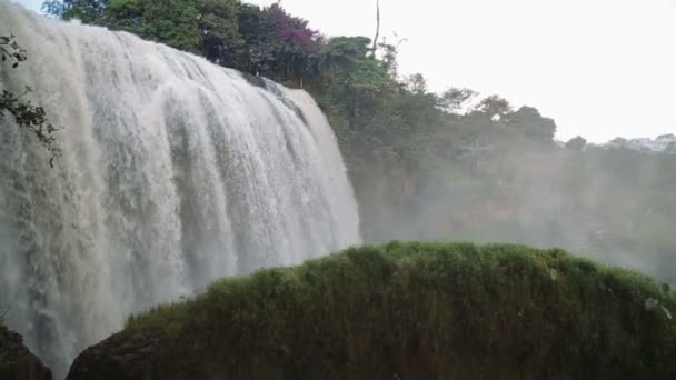 Водоспад у В'єтнамі, слон Dalat падає — стокове відео