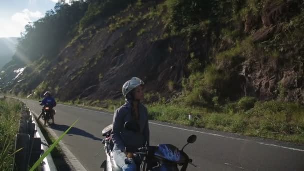 Mujer joven en scooter carretera de montaña bonita vista disfruta de la libertad de viajar — Vídeos de Stock