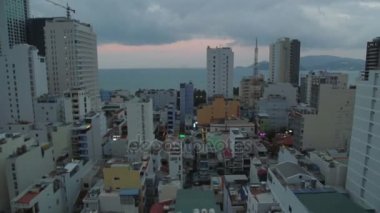 Megalopolis gökdelenler yaz bulutlu gün ile. Çatıdan bir kasaba. Deniz. Vietnam
