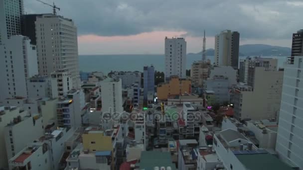 Megalopolis met wolkenkrabbers op bewolkte dag van de zomer. stad van het dak. zee. Vietnam — Stockvideo