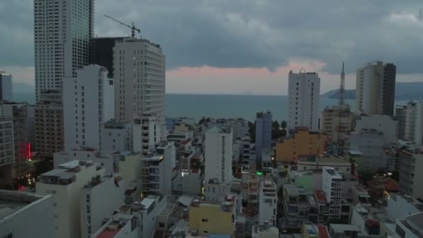 Megalopolis mit Wolkenkratzern an bewölkten Sommertagen. Stadt vom Dach. Meer. Vietnam — Stockvideo