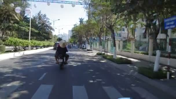 Andar de scooter na estrada vietnam nha trang — Vídeo de Stock