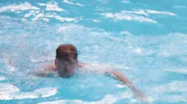 Havuzda yüzen bir genç adam