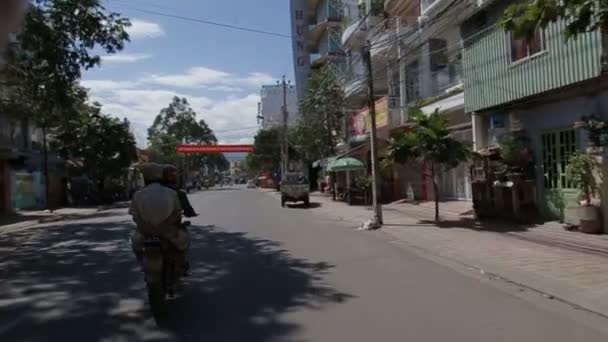 Nha Trang, VIETNAM - 13 de agosto de 2016: Andar de scooter na estrada vietnam nha trang — Vídeo de Stock