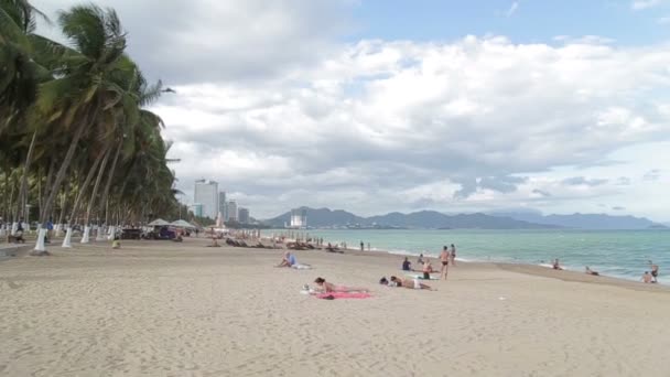 Playa gente de mar tomando el sol y nadando — Vídeo de stock