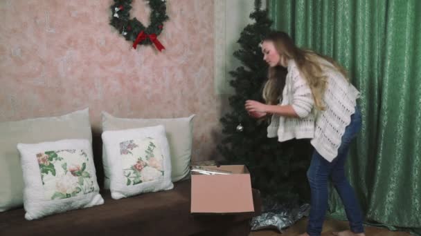 Adolescente está decorando un árbol de Navidad — Vídeos de Stock