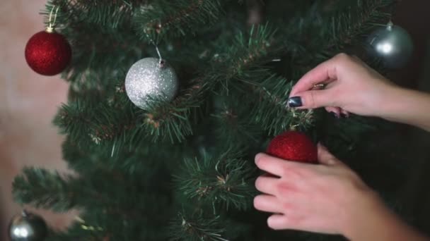 Tienermeisjes handen is het versieren van een kerstboom — Stockvideo