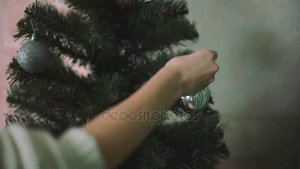 Tienermeisjes handen is het versieren van een kerstboom — Stockvideo