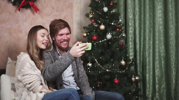 Casal homem com a mulher na árvore de Natal — Vídeo de Stock