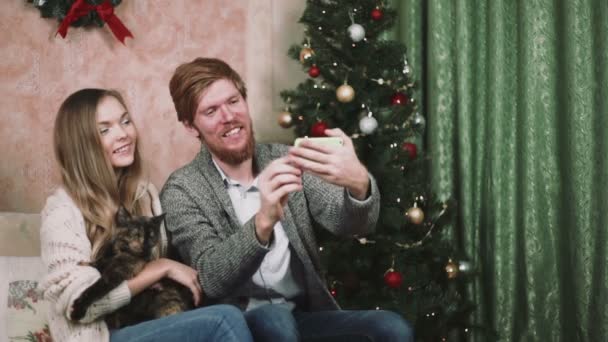 Ζευγάρι άνδρας με τη γυναίκα με το χριστουγεννιάτικο δέντρο — Αρχείο Βίντεο