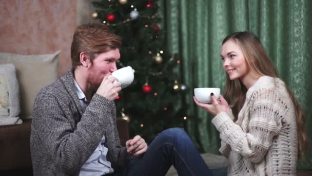 Pareja hombre con la mujer en el árbol de Navidad — Vídeos de Stock