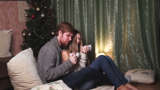 Pareja hombre con la mujer en el árbol de Navidad — Vídeos de Stock